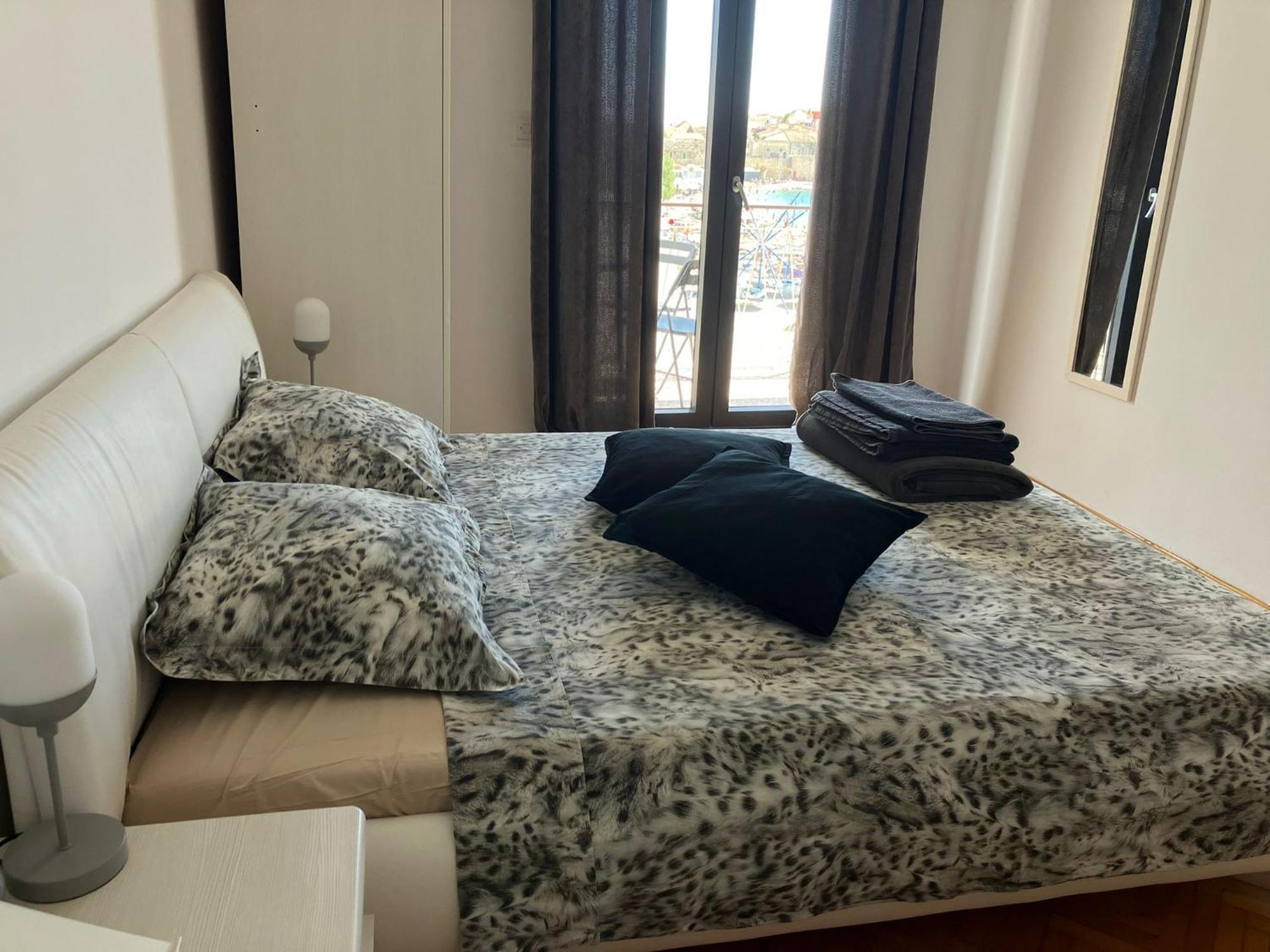 Rooms 22 - Beachfront Примоштен Экстерьер фото